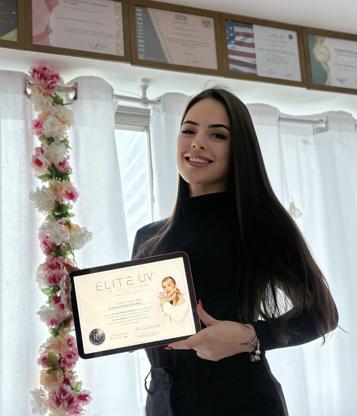 Bia Ribeiro exibindo sua certificação Elite UV Brasil