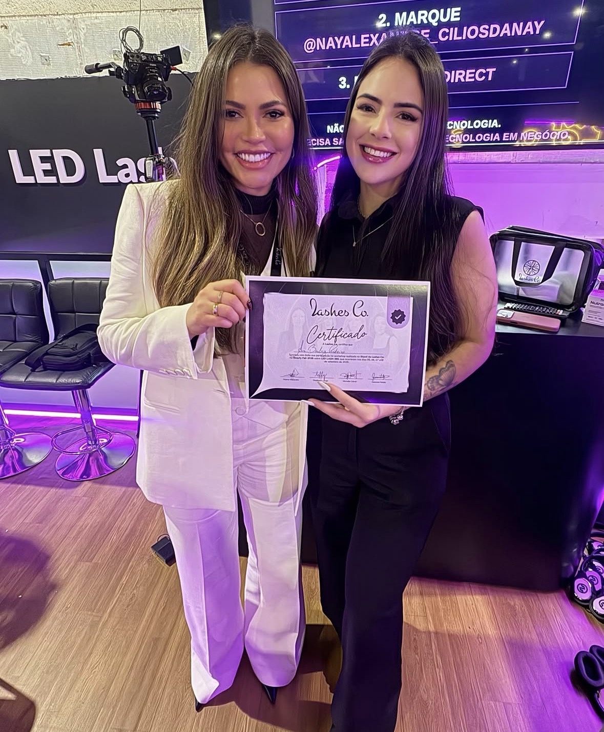 Bia Ribeiro no workshop presencial The Lashes Co LED Lash 360