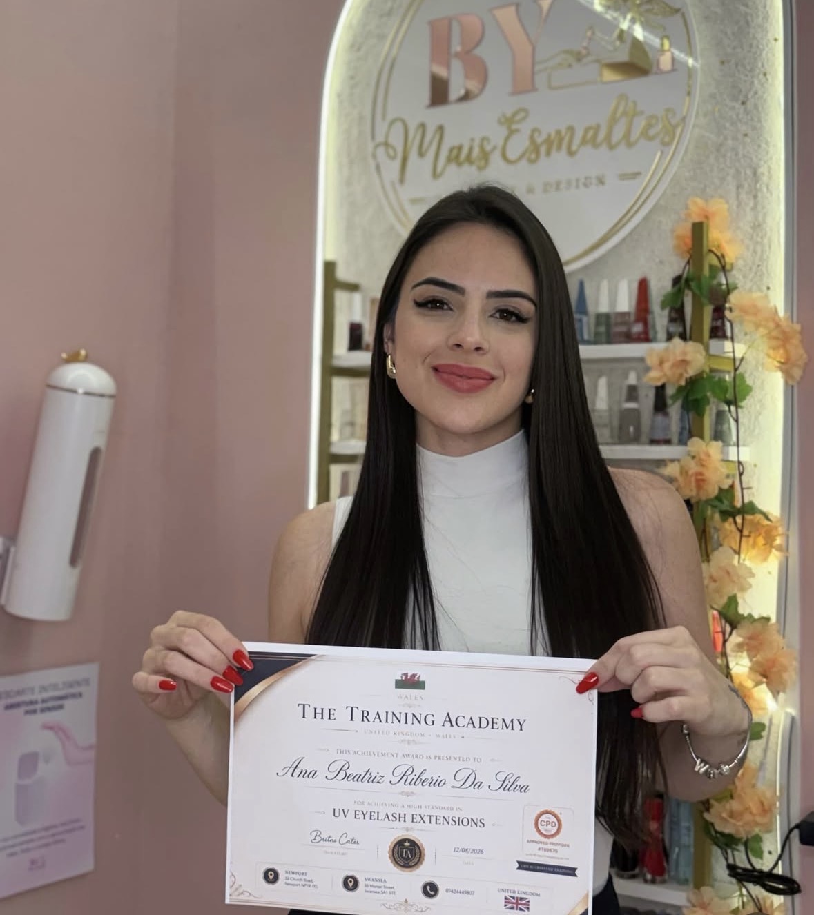 Bia Ribeiro com certificado internacional da The Training Academy